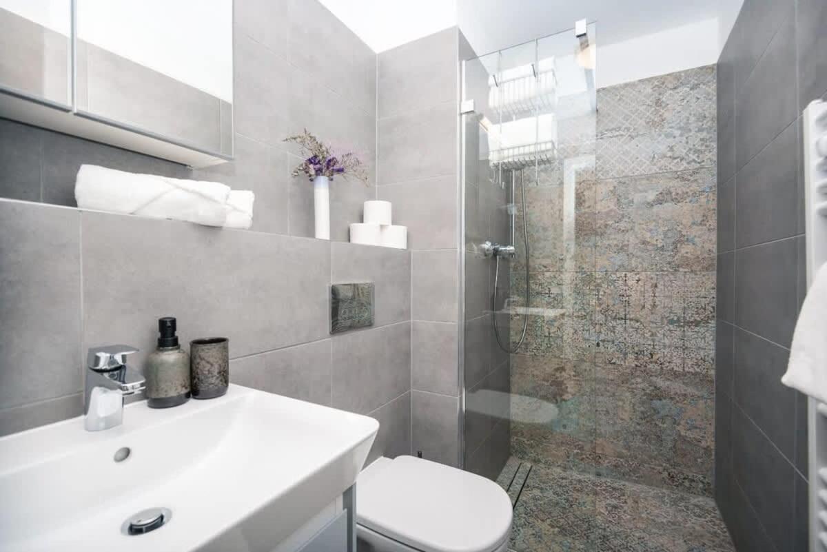 City Center Apartment - Modern & Elegant Bratislava Eksteriør bilde